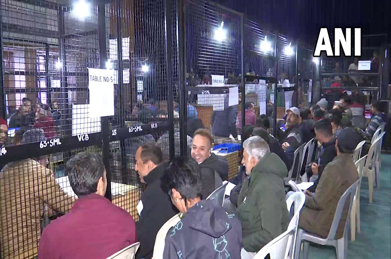 Himachal Pradesh Election Result 2022: शुरुआती रुझानों में बीजेपी को 4 सीटों पर बढ़त