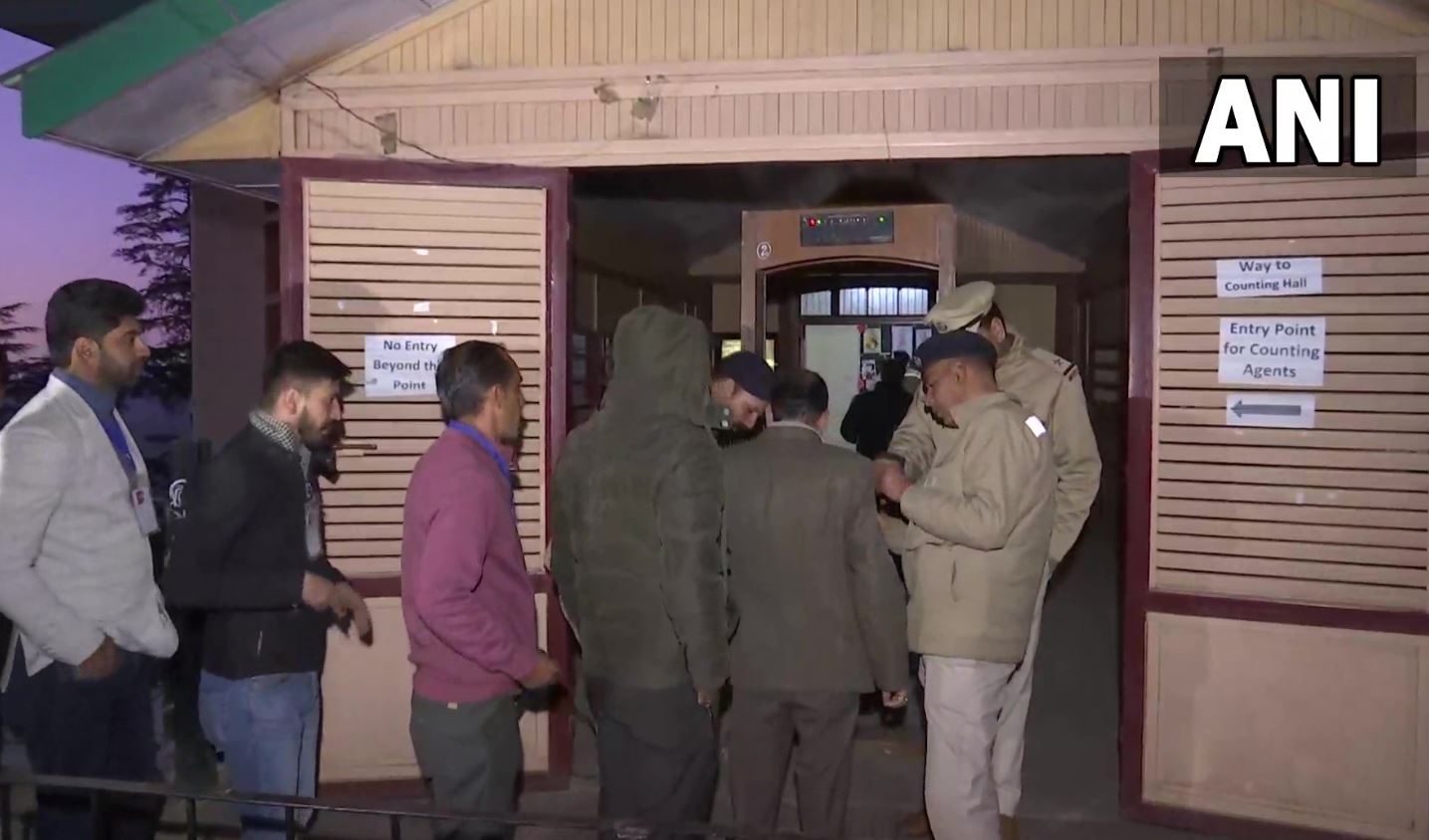 Himachal Pradesh election Result live : मतगणना से पहले ‘गोलगप्पे’ खाते नजर आए मुख्यमंत्री जयराम ठाकुर, सुबह 8 बजे शुरू होगी मतगणना