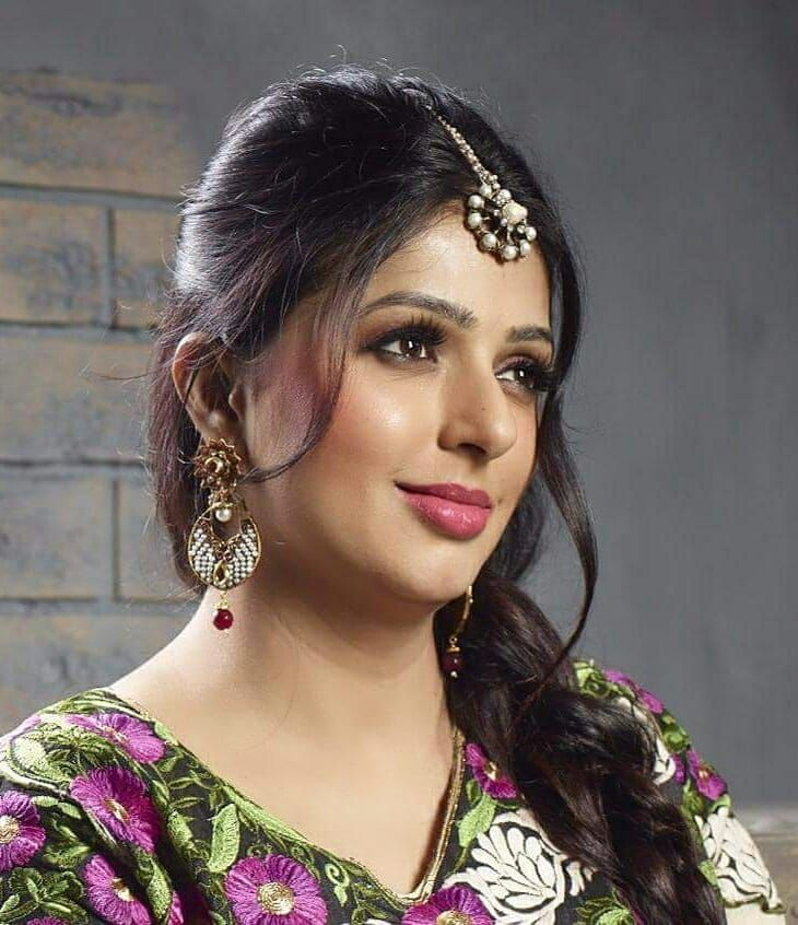 भूमिका एक आर्मी फैमिली से आती हैं जहां उन्हे दूर दूर तक सिनेमा कोई काम नहीं होता था।