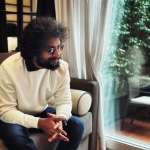 Dasara में नानी का लुक पुष्पा से मिलता जुलता है। वहीं फिल्म का प्लॉट केजीएफ जैसा दिखाई दे रहा है। नानी की ये फिल्म पूरी तरह से एक मास एंटरटेनर फिल्म साबित हो सकती है।