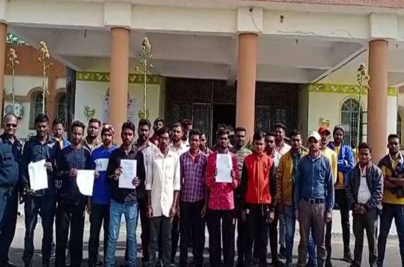 अस्पताल के ठेका सफाईकर्मी और गार्ड की अनिश्चितकालीन हड़ताल, 5 महीने सैलरी नहीं मिलने पर किया अनोखा विरोध …जानें