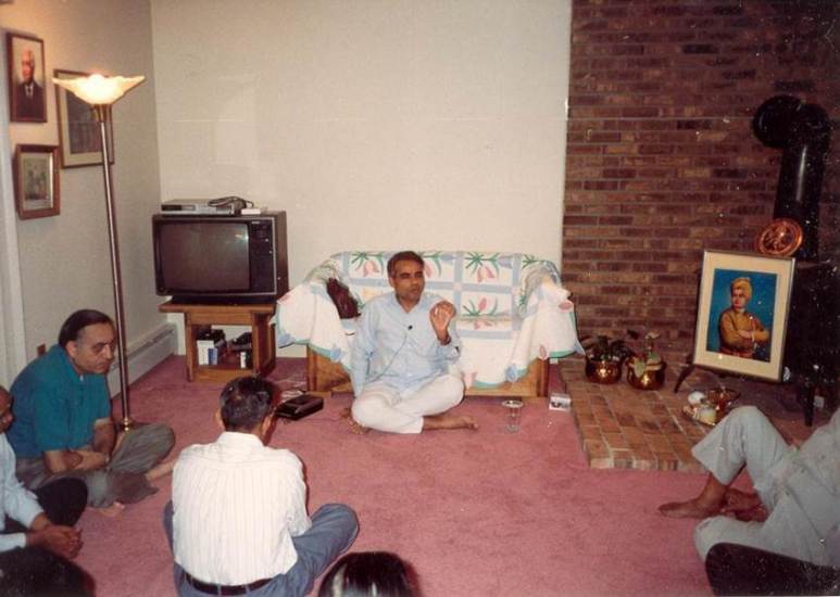 इस तस्वीर में नरेंद्र मोदी जमीन पर बैठ लोगों संग मंत्रणा कर रहे हैं।