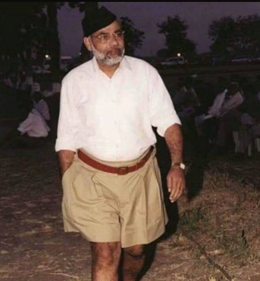 पुरानी तस्वीरें शेयर करने के पीएम के अनुरोध पर @RPJaiswal8/twitter ने नरेंद्र मोदी की ये फोटो शेयर की।