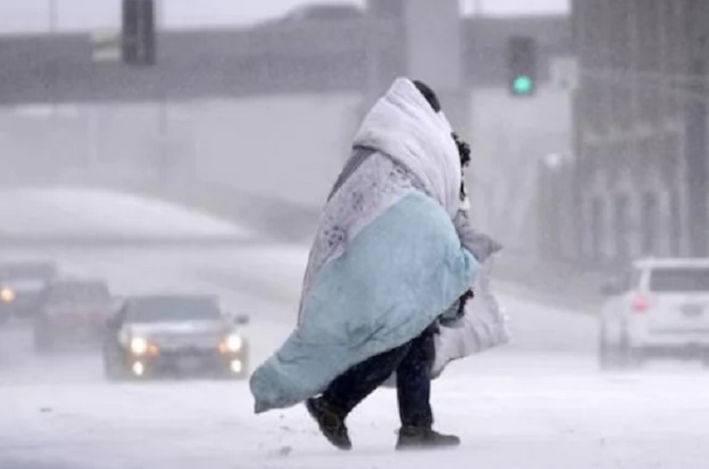 बर्फीले तूफान का कहर, 24 लोगों की गई जान, 1,346 घरेलू और अंतरराष्ट्रीय उड़ानें रद्द…