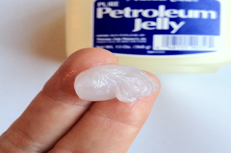 Benefits of petroleum jelly: फटे होठों को ठीक करने के अलावा इन 6 तरह से भी किया जा सकता है पेट्रोलियम जेली का इस्तेमाल
