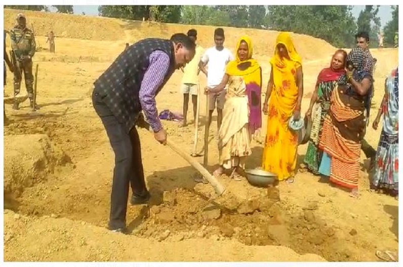 मनरेगा में काम करते दिखे इस जिले के कलेक्टर साहब! सरपंच, शिक्षक, किसान के बाद अब मजदूर के रूप में आए नजर