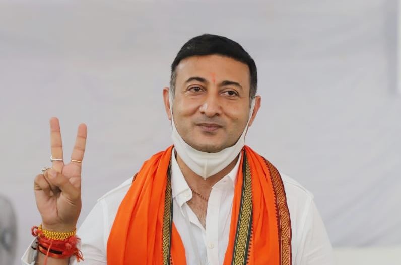 राज्यमंत्री पर रेपिस्ट होने के आरोप! सोशल मीडिया पर वायरल हो रहा वीडियो, बाद में बताया सम्मानीय और आदरणीय, जानें…