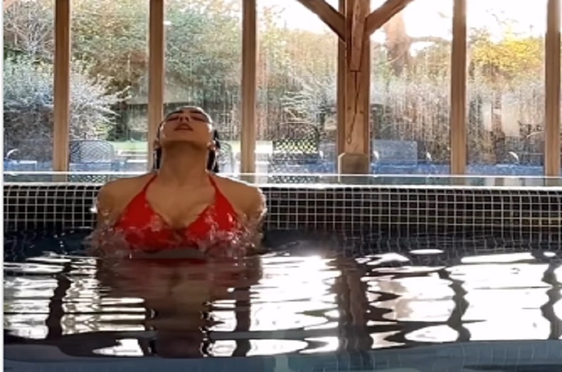 सारा अली खान ने शेयर किया हद से ज्यादा बोल्ड वीडियो, रेड बिकिनी पहन पानी में लगाई आग