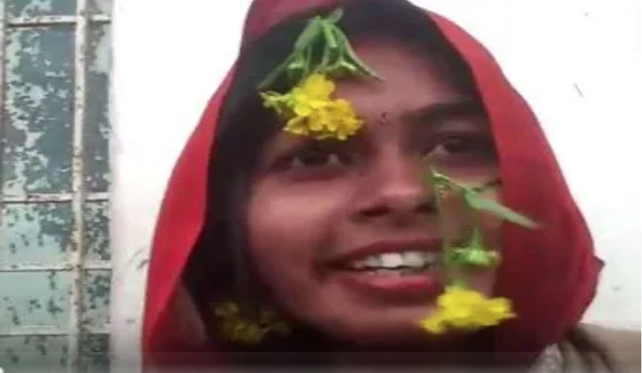 उर्फी की तरह खुद को ऐसे सजाने लगी महिला, लोगों की टिकी रह गई नजरें, गांव में हो रहे चर्चे