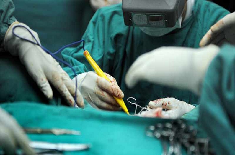 शादी का झांसा देकर कराया युवक का सेक्स चेंज, कई महीनों तक बनाता रहा हवस का शिकार, अब पहुंचा हवालात