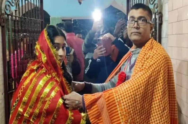 Teacher married his own student in Mandir