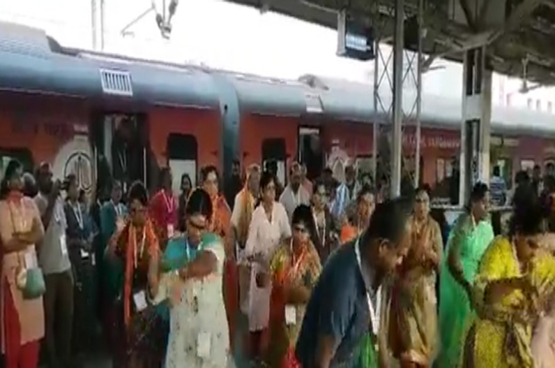 रेलवे प्लेटफॉर्म पर महिलाओं ने इस गाने पर किया ग्रुप डांस, मंत्रालय ने तारीफ कर शेयर किया वीडियो …देखें