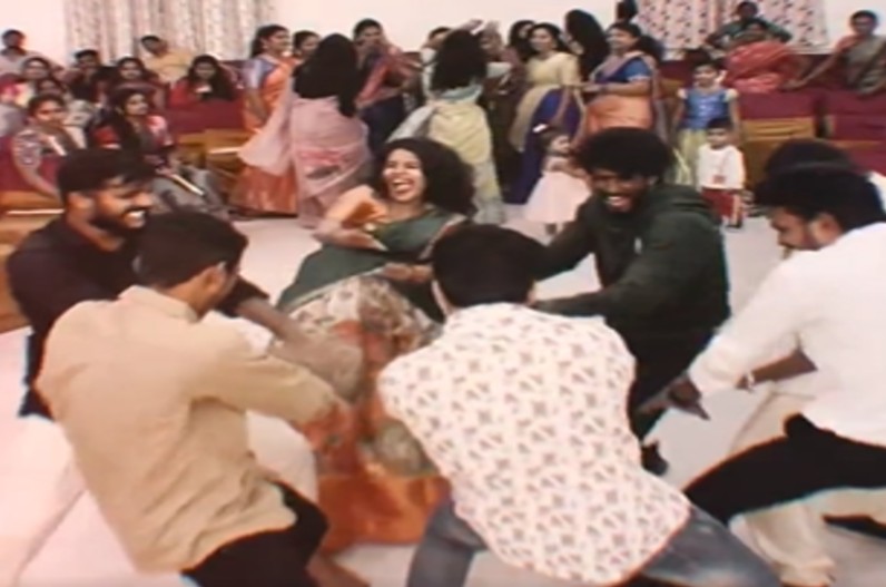 लड़की ने बारात में किया नागिन डांस, पांच लड़को के साथ नाचने का वीडियो हुआ वायरल …देखें