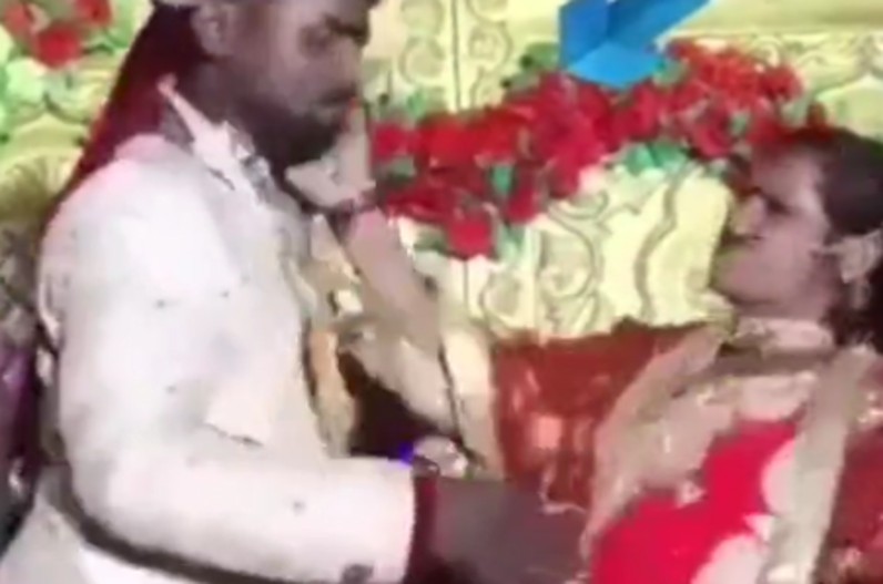 दुल्हन ने मारा दूल्हे को थप्पड़, स्टेज पर हो गई दोनों की WWE फाइट ..देखें वीडियो