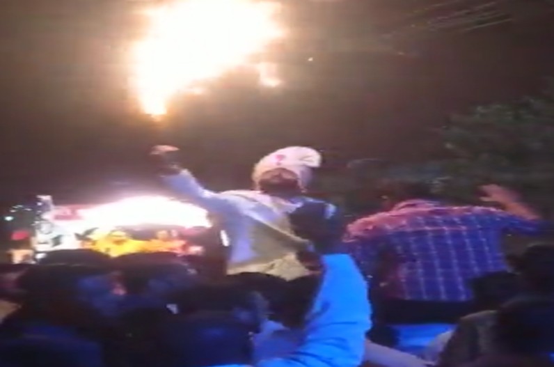 Viral video: दो नली बंदूक से बारात में की फायरिंग, दूल्हे की दमदार ऐंट्री का वायरल हो रहा वीडियो