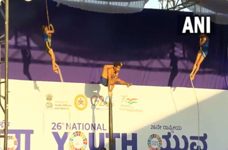 युवा दिवस पर पीएम ने किया कर्नाटक राष्ट्रीय युवा महोत्सव का उद्घाटन, मलखम्भ के प्रतिभागियों ने दिखाया अपना हुनर, PM ने कही ये बात