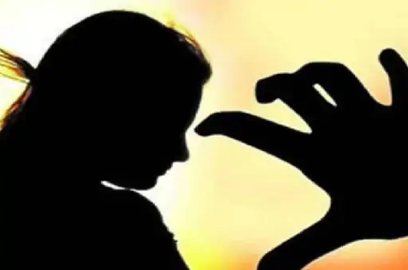 बीच मेले में युवती के सामने अश्लील हरकत, प्राइवेट पार्ट निकालकर ऐसा काम करने लगा युवक