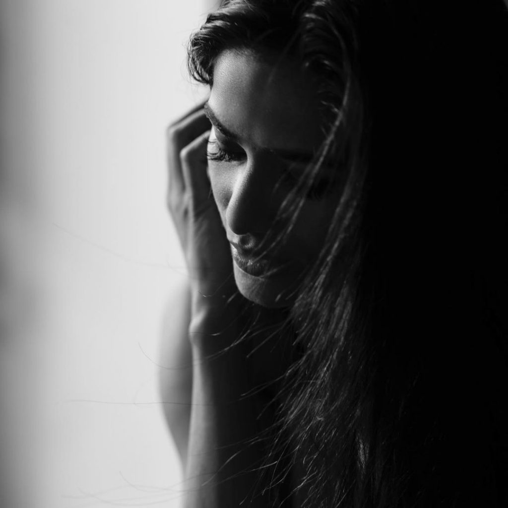 इससे पहले पूनम पांडे बिकिनी लुक में इंटरनेट पर आग लगाती नजर आईं थीं। पूनम पांडे इन तस्वीरों में एक से बढ़कर एक किलर पोज देती दिखाई दी थीं।