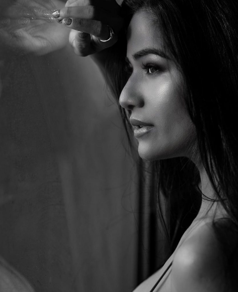 फोटोज में पूनम पांडे अपनी हॉट अदाओं से फैंस के दिलों को घायल करती नजर आ रहीं हैं, जिन पर फैंस का जबरदस्त रिस्पॉन्स देखने को मिल रहा है। पूनम पांडे की इन तस्वीरों पर उनके चाहने वालों ने कमेंट्स की बाढ़ लगा दी है, जैसे - बोल्ड एंड हॉट, इट्स वाओ, ब्यूटीफुल और आपने इंटरनेट पर आग लगा दी जैसे कमेंट्स करते नजर आ रहे हैं।