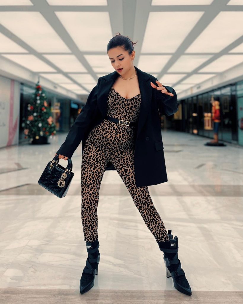 अपने आउटलुक को कंप्लीट करने के लिए एक्ट्रेस अवनीत कौर ने ब्लैक कलर का जैकेट कैरी किया है। एक्ट्रेस अवनीत कौर अपनी इन तस्वीरों में डीप नेक क्लीवेज फ्लॉन्ट करते हुए दिखाई दे रही हैं।