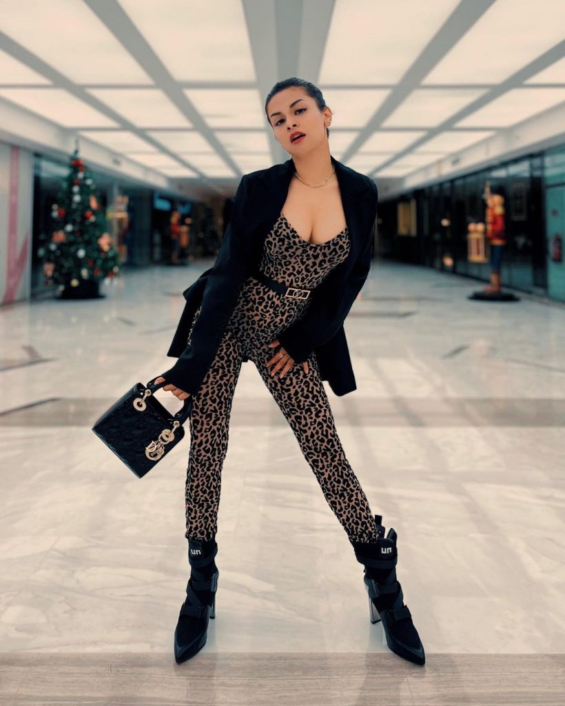 Avneet Kaur: टीवी एक्ट्रेस अवनीत कौर अपने सिजलिंग लुक्स से फैंस को अपना दीवाना बनाने में लगी हुई हैं। हाल ही में एक्ट्रेस ने अपने लेटेस्ट एनिमल प्रिंट जंपसूट आउटफिट में बेहद ही क्लासी फोटोज शेयर की हैं।