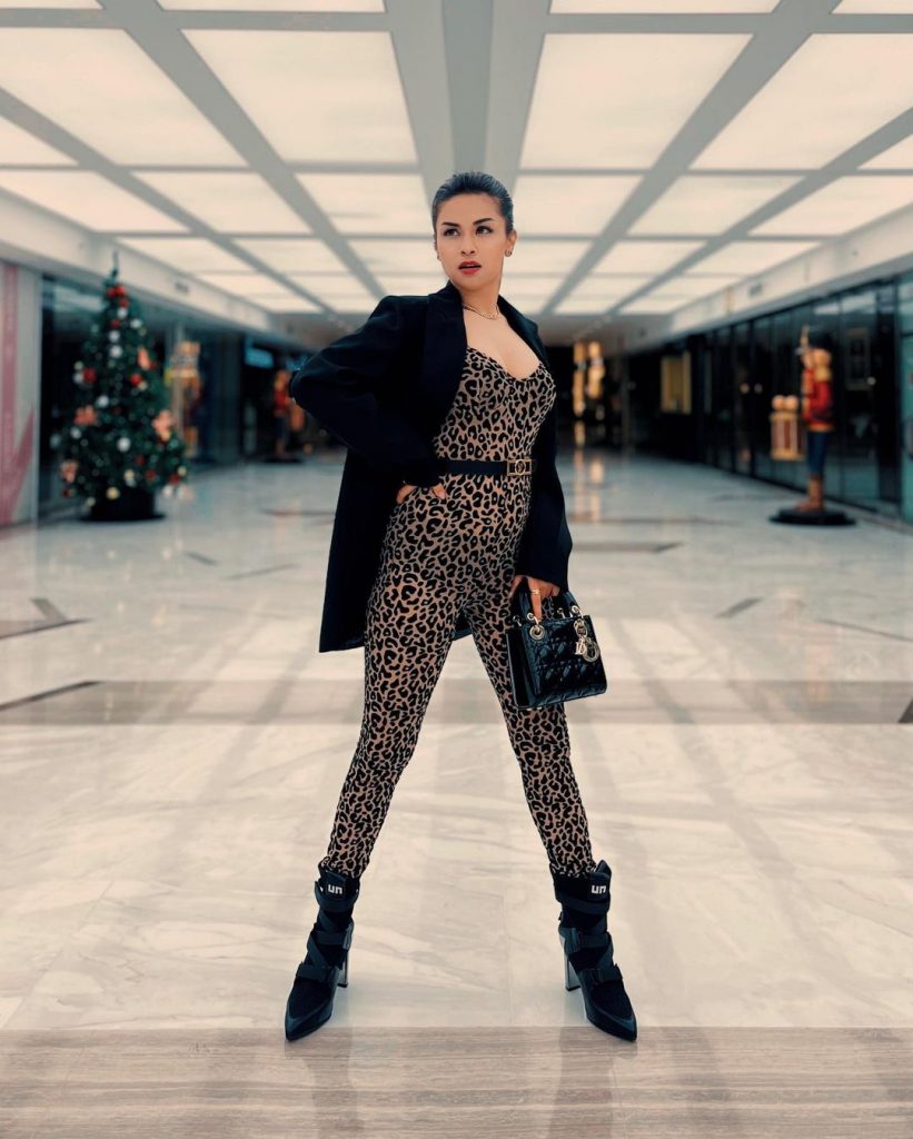 अपने बालों को बांधने के साथ ही डार्क रेड कलर की लिप्सटिक इन तस्वीरों को ओर भी ज्यादा अट्रेक्टीव बनाया है। इन फोटोज में एक्ट्रेस अवनीत कौर अलग-अलग पोज देते हुए सिजलिंग अदाओं का जलवा बिखेर रही हैं।