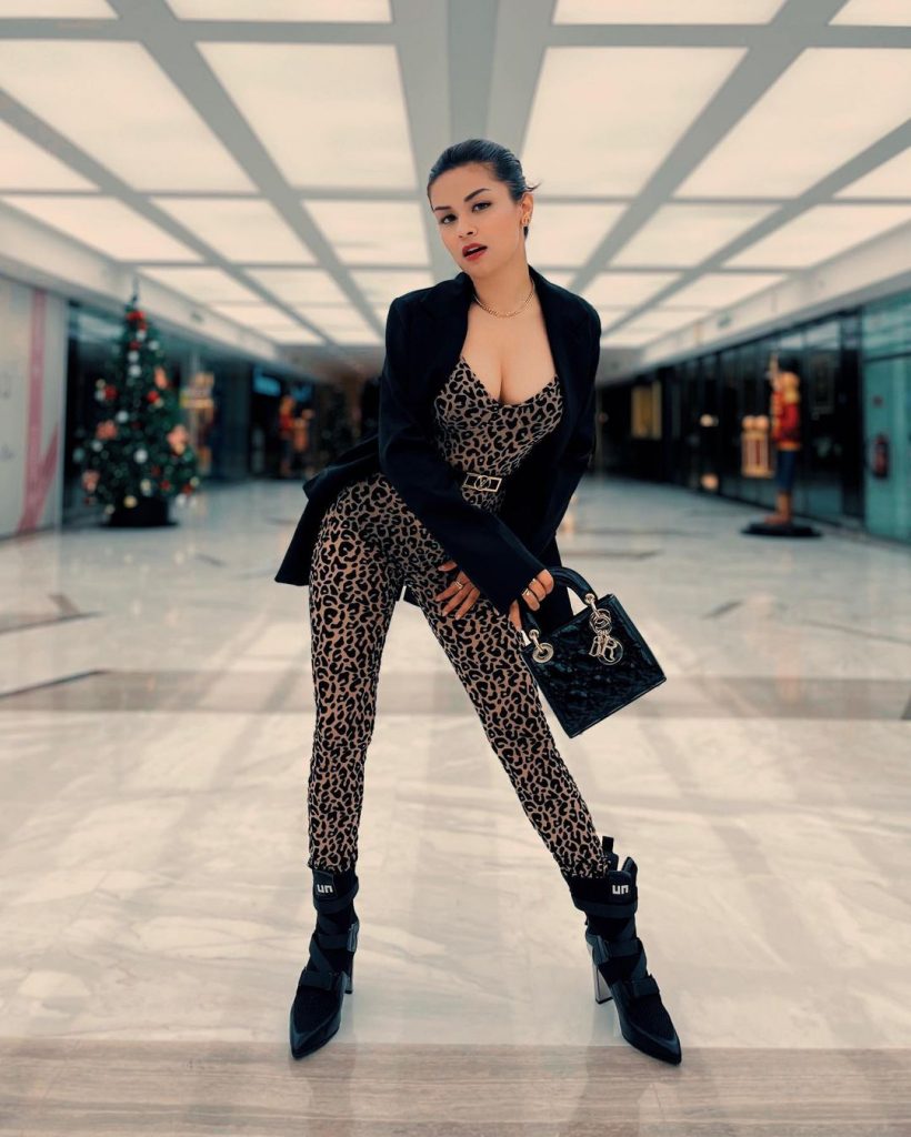 एक्ट्रेस जब भी अपनी तस्वीरें इंस्टाग्राम पर शेयर करती हैं तो फैंस को उनका ये लुक बेहद पसंद आता है। फैंस अवनीत कौर की तारीफ करने से कभी पिछे नहीं हटते हैं।