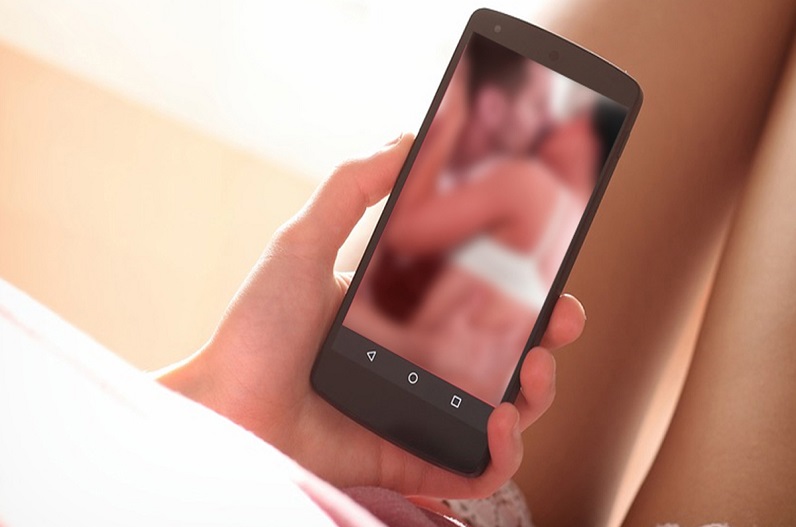 सनकी युवक ने एक्स गर्लफ्रेंड से कर दी ये डिमांड, नहीं मानी तो वायरल कर दिया प्राइवेट वीडियो