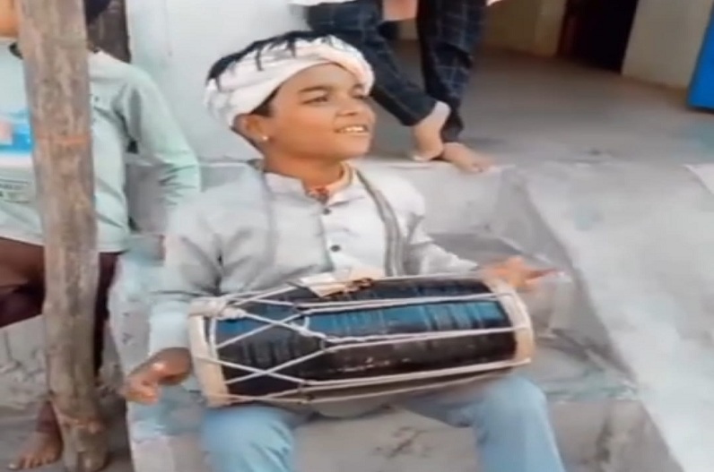 Craze of people for Bageshwar Dham : इस कलाकार बच्चे ने बजाया शानदार ढोलक, गाया “चला चलिए बागेश्वर धाम” का गीत