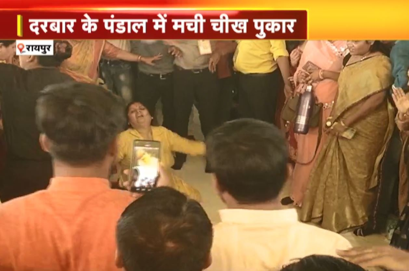 बागेश्वर धाम सरकार के दिव्य दरबार में हनुमान चालीसा बजते ही चीखते चिल्लाते झूमने लगीं महिलाएं, वीडियो देखकर दंग रह जाएंगे आप