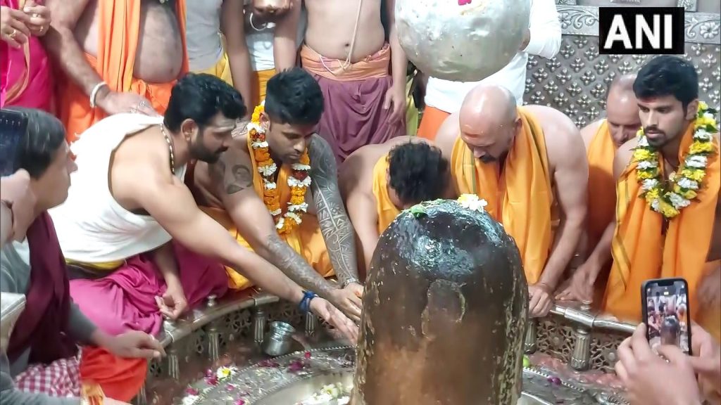 महाकाल के दर्शन के बाद मीडिया के साथ बातचीत के दौरान खिलाड़ियों ने बताया कि महाकाल के दरबार में उन्होंने अपने साथी खिलाड़ी ऋषभ पंत जल्द ही स्वस्थ होने की कामना की।