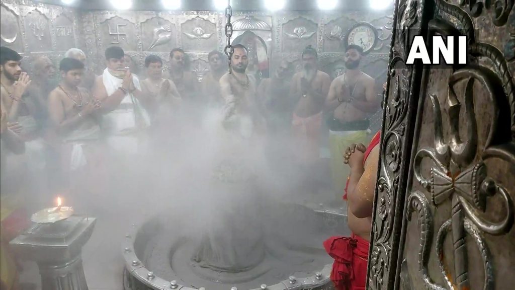 भारतीय टीम के सभी सदस्यों ने महानिर्रवाणी अखाड़े के महंत विनीत गिरि महाराज से उनके निवास जाकर मुलाकात भी की और आशीर्वाद प्राप्त किया।