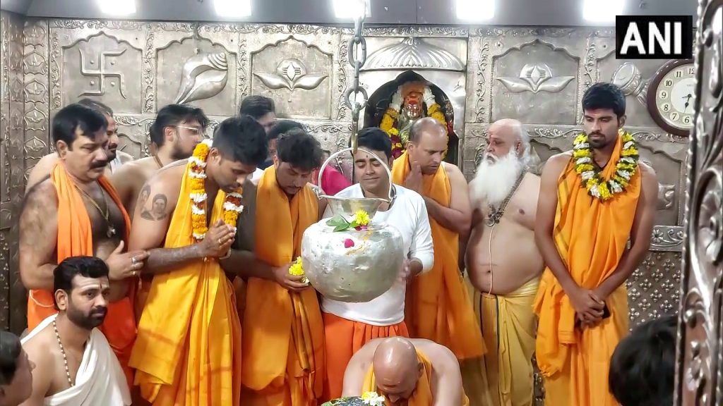 टीम इंडिया के तीन स्टॉर खिलाड़ी सूर्यकुमार यादव, कुलदीप यादव और वाशिंगटन सुंदर सोमवार, 23 जनवरी को सुबह बाबा महाकालेश्वर के दरबार पहुंचे और बाबा महाकाल की भस्म आरती में शामिल हुए।