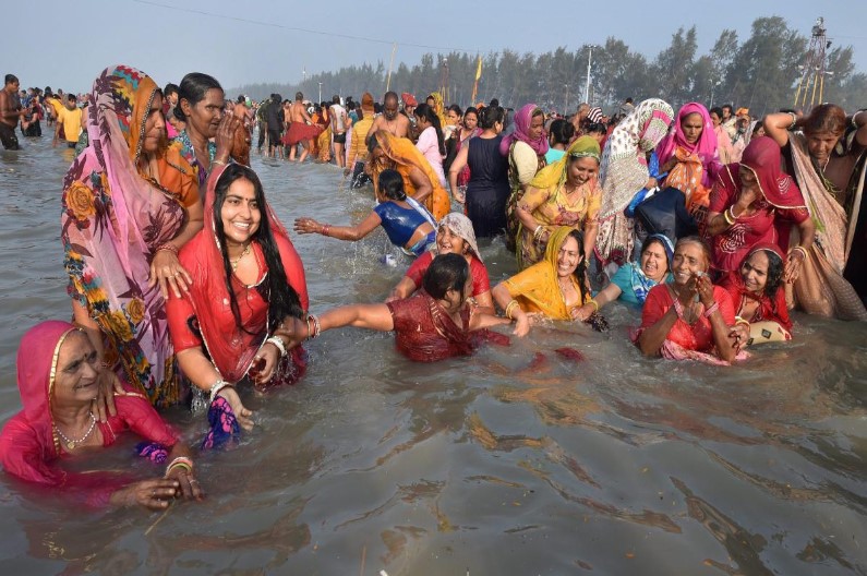 Devotee Dies in Gangasagar