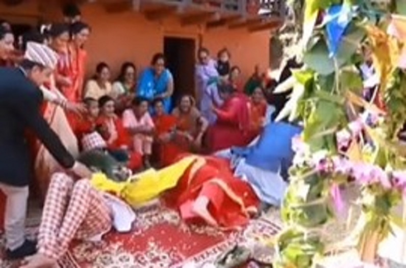 young man fell on dulhan in wedding ceremony