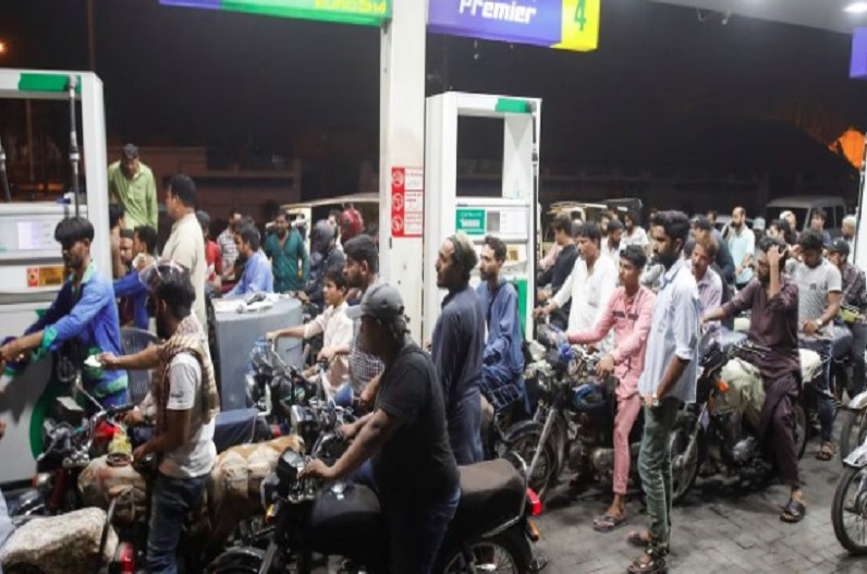 ‘कंगाल’ पाकिस्तान पर गिरा महंगाई बम, देर रात पेट्रोल पम्पों पर उमड़ी भीड़…, जानें वजह