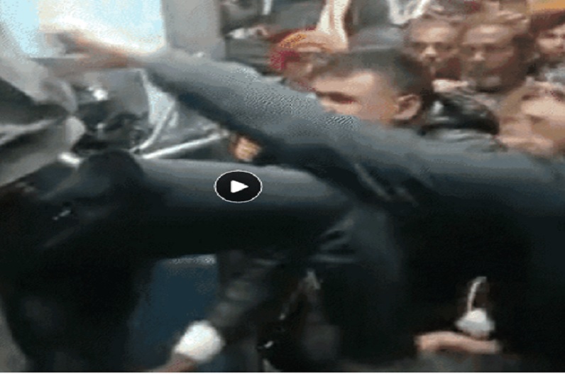 चलती ट्रेन में यात्री के साथ ऐसा काम कर रहे थे दो TTE, सोशल मीडिया पर तेजी से वायरल हो रहा है वीडियो