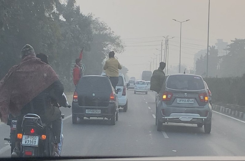 गाड़ी के नंबर प्लेट पर लिखा है यूपी पुलिस…सड़क पर हूटर बजाकर स्टंट करते नजर आए कार सवार युवक