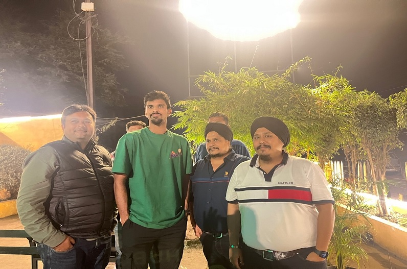 रायपुर के सड़कों में घूमता दिखा टीम इंडिया का ये ऑलराउंडर, CG-04 ढाबा में किया डीनर, देखें तस्वीरें