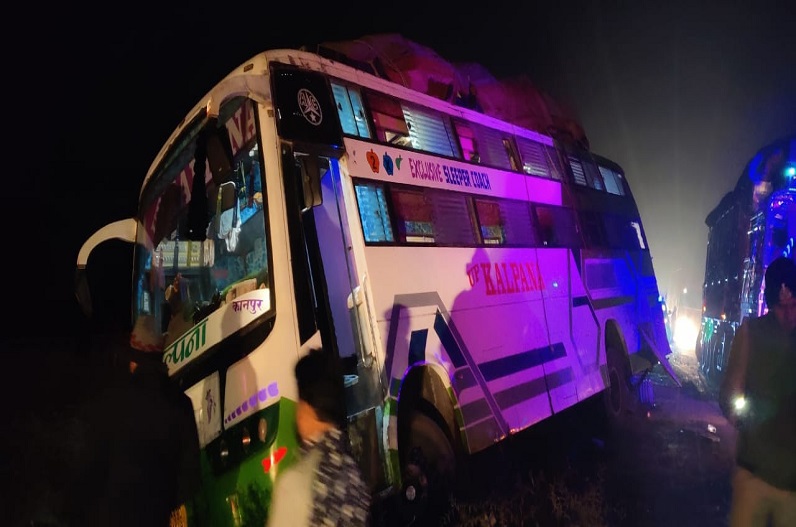 ट्रक ने बस को मारी टक्कर, मौके पर हुई 2 लोगों की मौत, 10 से ज्यादा लोग हुए घायल