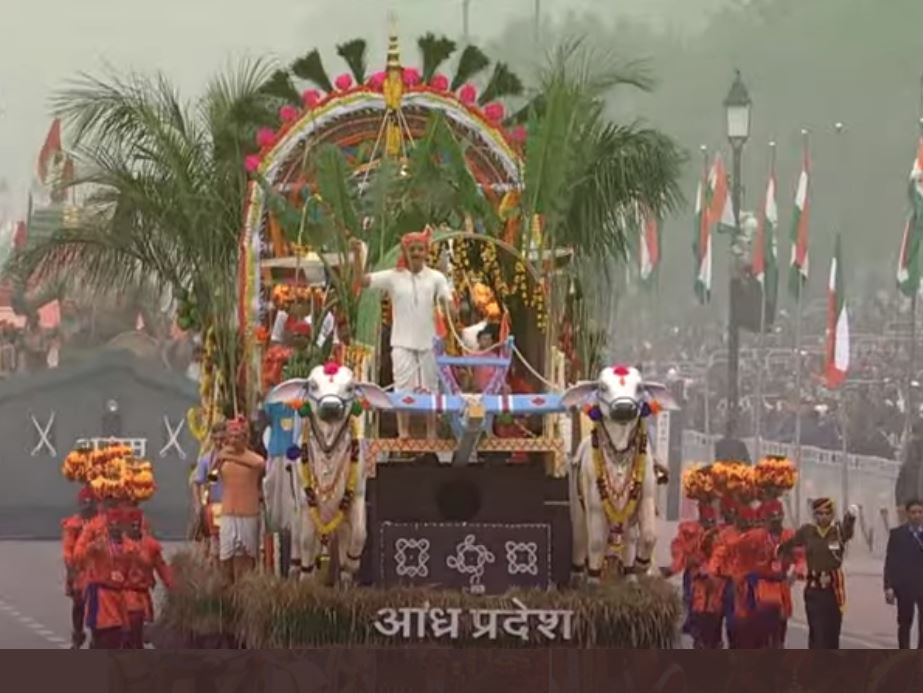 आंध्र प्रदेश की झांकी में गणतंत्र दिवस परेड में मकर संक्रांति के दौरान किसानों के त्योहार 'प्रभला तीर्थम' को दर्शाया गया है।