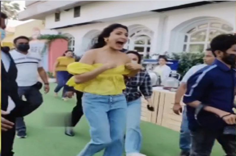 Actress Anushka Sharma Oops Moment