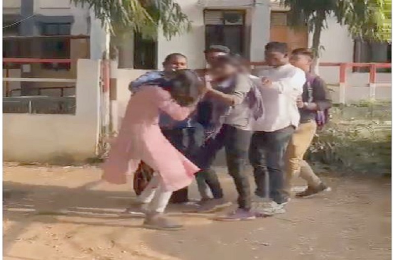 Fight Between 2 Girls Student