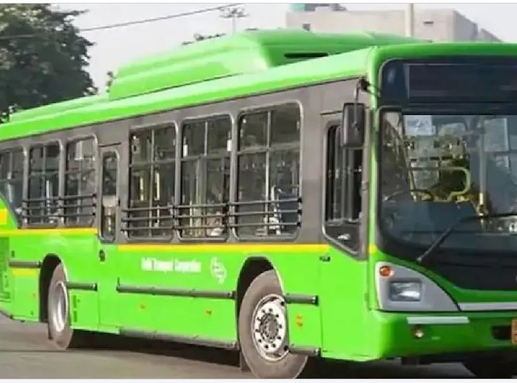 राजधानी की चलती बस में युवक ने लड़की के सामने की गंदी हरकत, मार्शल ने पकड़ा तो रोने लगा