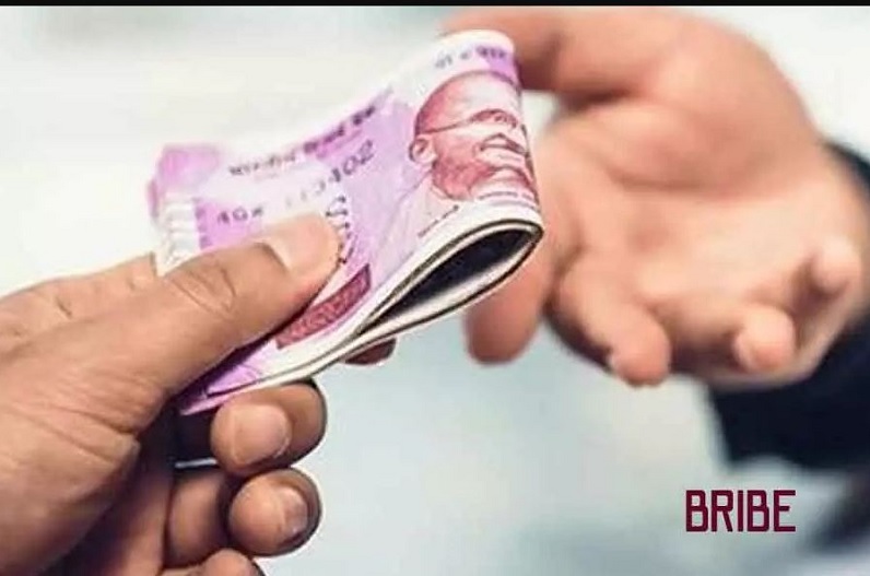 sub-inspector was caught taking bribe