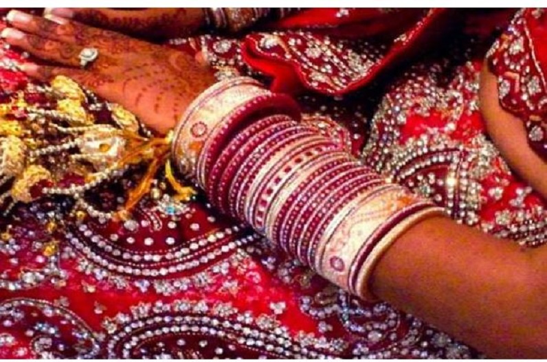 bride married her lover in front of the groom