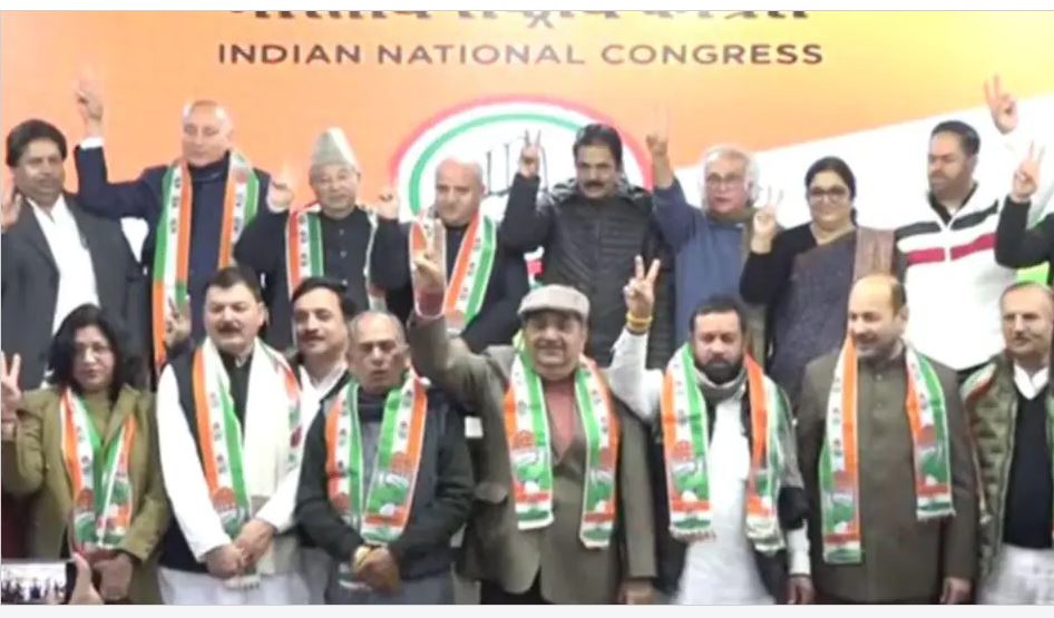 former CM and 17 leaders joined congress party