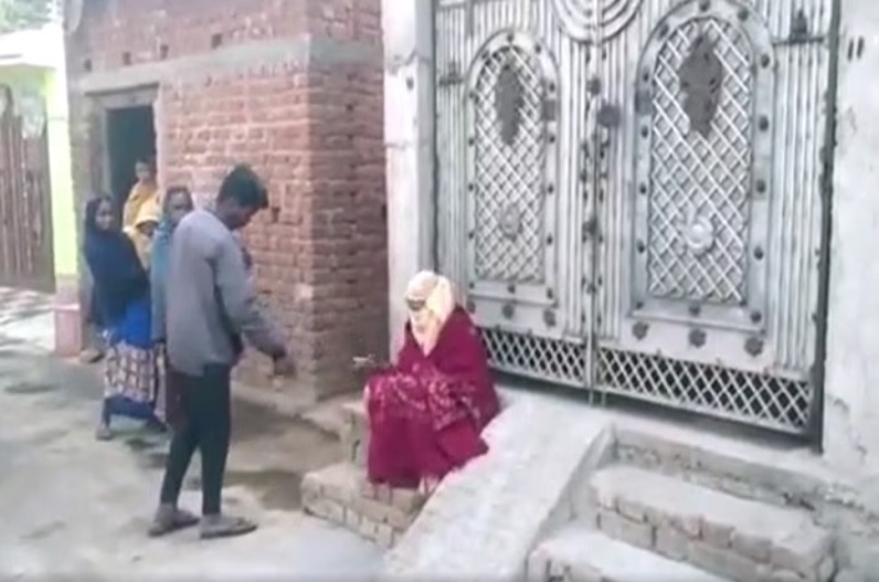 ‘शादी करूंगी तो तुमसे ही’, बॉयफ्रेंड के घर के बाहर बैठकर धरना देने लगी गर्लफ्रेंड, लोगों ने पूछा तो मिला है जवाब