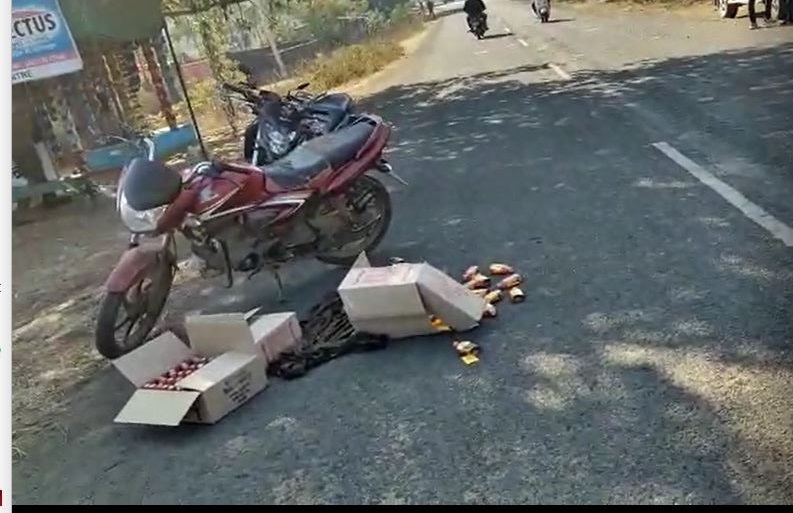 अवैध शराब की तस्करी कर रहे थे भाजपा नेता के गुर्गे! बीच सड़क दो गुटों में महाभारत, बिखरी पड़ी शराब की पेटियां