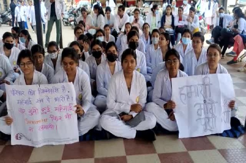 Junior doctors strike ends after meeting CM Bhupesh Baghel